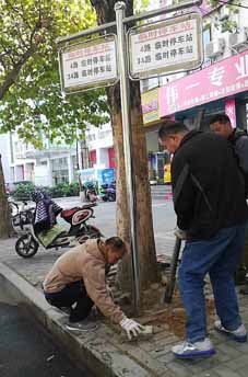 現(xiàn)場辦公，把整改成效落實(shí)到群眾心坎上