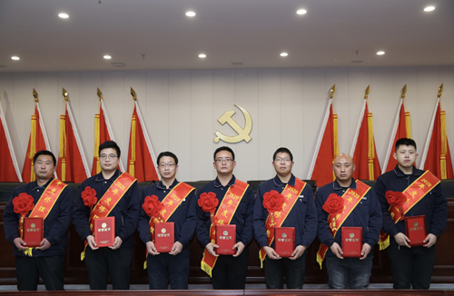 0206 修理能手從左至右依次為 邵冠峰、王寶玉、潘春樂(lè)、李龍、許特斯、韓利杰、寇增亮.jpg