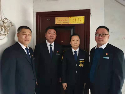 “一人得獎(jiǎng)，全家光榮” 送“牌”上門(mén)，集團(tuán)為標(biāo)兵先進(jìn)送去榮譽(yù)喜報(bào)牌匾