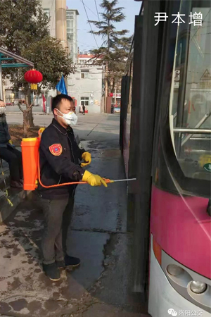 抗擊疫情，讓黨旗飄揚(yáng)在公交防控一線