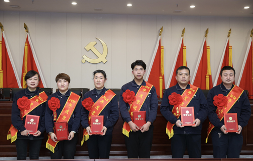 0205 客運(yùn)能手從左至右依次為 吳婷、李若芳、李彩霞、嚴(yán)成彬、姚乃遜、沈金雷.jpg