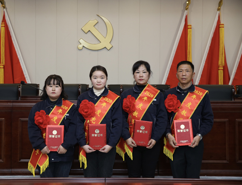 0207 從左至右依次為 點(diǎn)鈔能手王璐、充值能手孫昭娣、教學(xué)能手王慧娟、孫衛(wèi)東.jpg