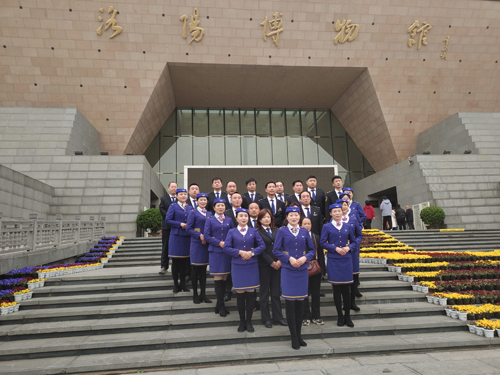 瞧！春分時(shí)節(jié)的最美公交藍(lán)！