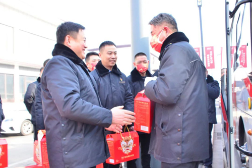 進(jìn)站點！集團(tuán)領(lǐng)導(dǎo)與一線職工共度新春