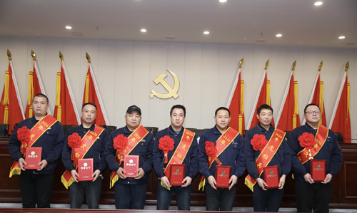 0202  標(biāo)兵從左至右依次為 苗田、尤建鵬、劉德斌、褚聰偉、王占峰、解偉強(qiáng)、馬群藝.jpg