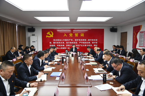 打好“收官戰(zhàn)” 謀好“開(kāi)局篇”！洛陽(yáng)公交集團(tuán)召開(kāi)11月董事長(zhǎng)月調(diào)度會(huì)02.JPG